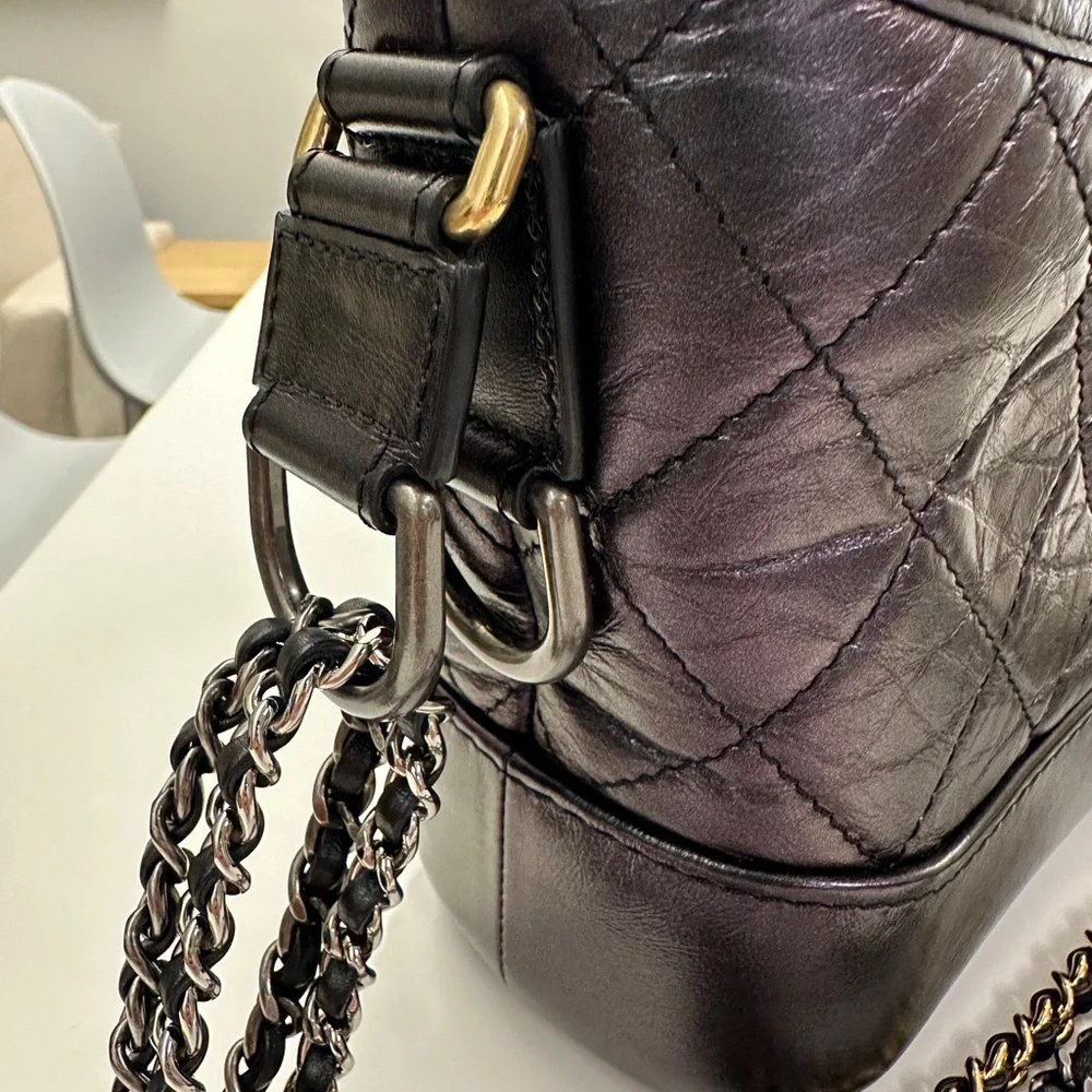 Chanel small Gabrielle hobo in black iridescent aged calfskin - Picture 7 of 17